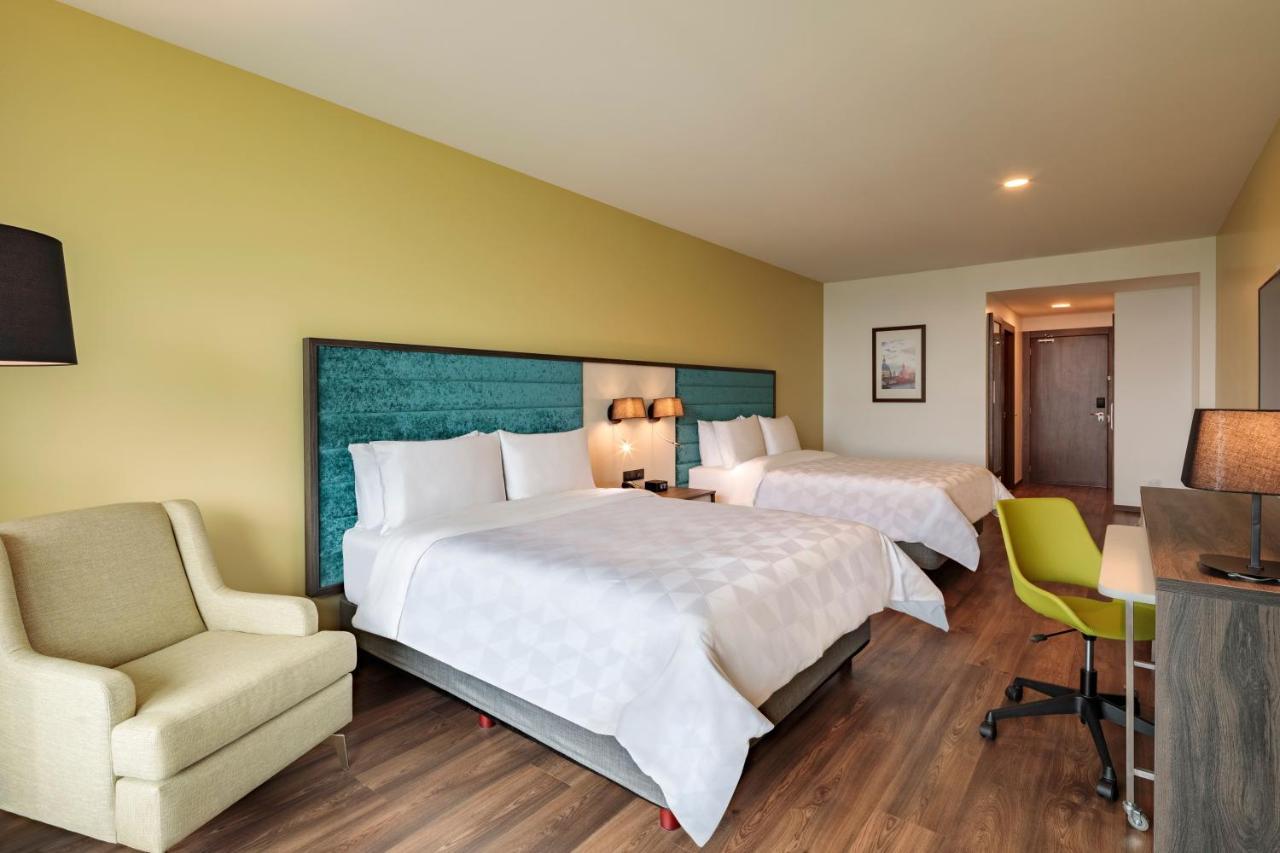 Holiday Inn - Quito Airport By Ihg Tababela Εξωτερικό φωτογραφία A typical room at the hotel