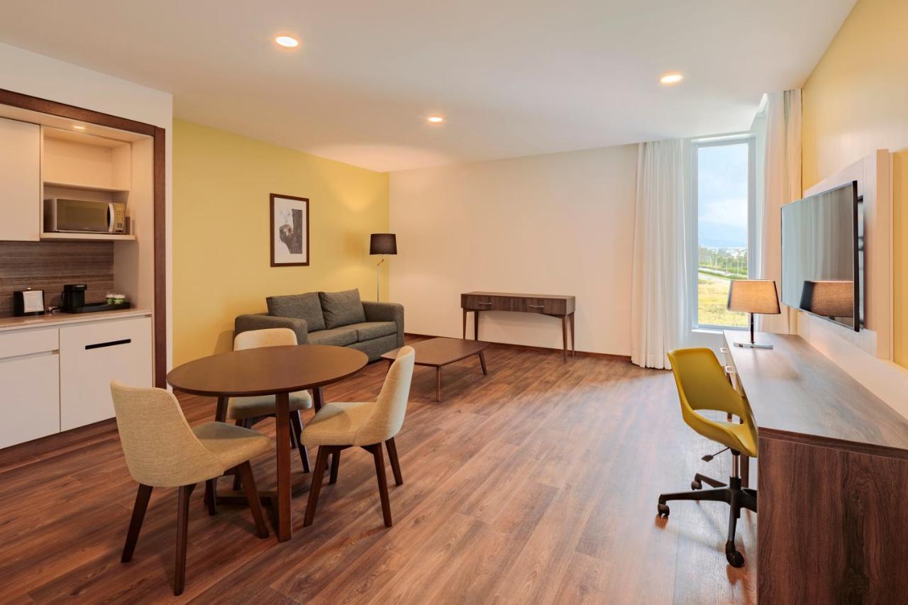 Holiday Inn - Quito Airport By Ihg Tababela Εξωτερικό φωτογραφία A typical suite at the new hotel